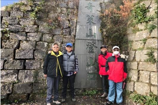周懷樸(左起)、林思賢、杜博文、王伯輝去年底重登奇萊山憶亡友