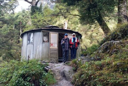 清華核工校友去年底登奇萊，到成功二號堡向山難亡友致意
