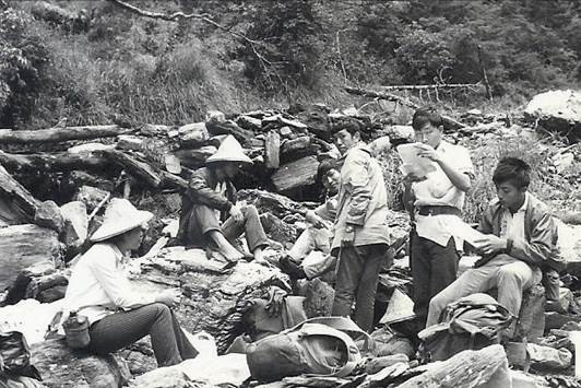 錢迪1971年7月23日拍下登山隊員吳建昌(右起)、柏盛亨、施能健、龔士武、邱瑞昌、賴淑卿在乾溪用餐的身影