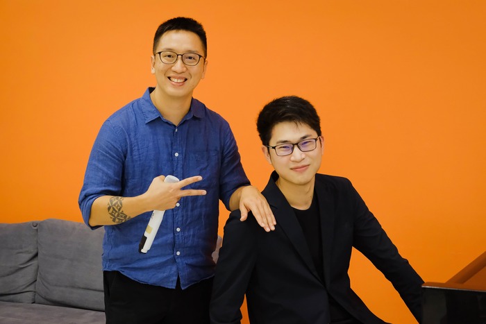 嘻哈樂手林浩立（左）與鋼琴家許崴主持清華音樂人Podcast，在空中擦出火花。