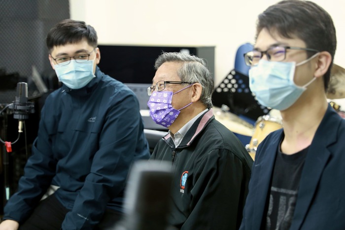 清華大學前校長賀陳弘（中）接受主持人許詠傑（左）、許崴（右）訪談君山音樂廳緣起。