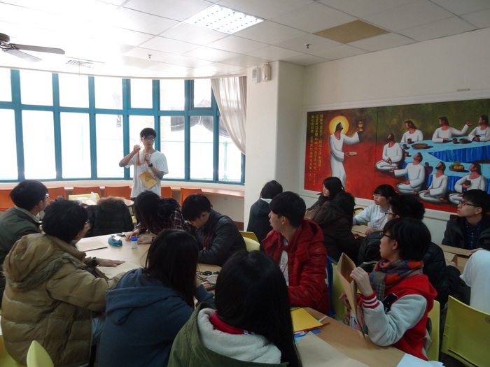 輔導員做紀念紙袋給學員