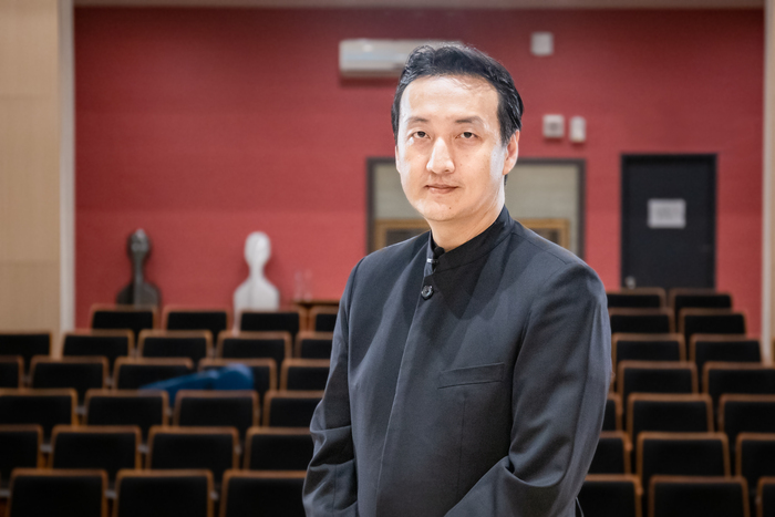 黃東漢現任廣藝愛樂管弦樂團常任指揮，他多次與清華音樂系管弦樂團合作。