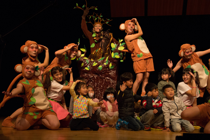 《外婆橋》昨天預演，前來欣賞的幼兒園小朋友一起上台同樂