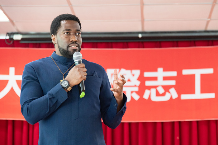 來自坦尚尼亞的天主教聖神會神父岳良實代表所有受惠學校向清華志工說謝謝