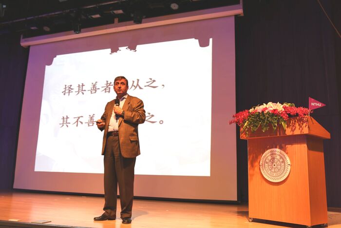 馬佐亦以論語中的「擇其善者而從之，其不善者而改之」（我選擇他好的地方向他學習， 看到他不好的地方就當成借鏡，加以改善），來說明他的教育理念。