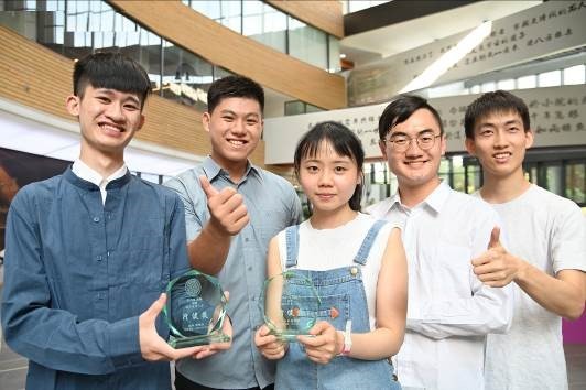 清華大學行健獎得主：蕭亦程(左起)、郭柏辰、李欣恬、李昕紘、劉育瑋