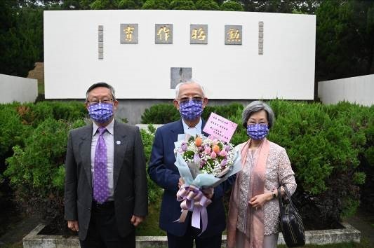 彭淮南特別在頒授典禮之後，到清華大學梅園向前校長梅貽琦致祭。(左起)校長賀陳弘、彭淮南、彭淮南夫人