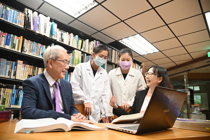 清華學士後醫學系獲准設立，生科院院長高瑞和（左）及醫科系主任陳令儀（右）在籌備階段著力甚深