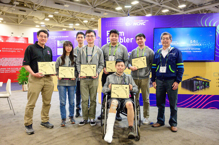 清華大學勇奪SCC世界超級電腦競賽總冠軍，團隊包括指導教授周志遠(左一起)、團員丁緒慈、吳邦寧、張富強、郭品毅、黃恩明、牟展佑(前排)。國研院國網中心主任張朝亮(右)也到場為學生加油打氣。