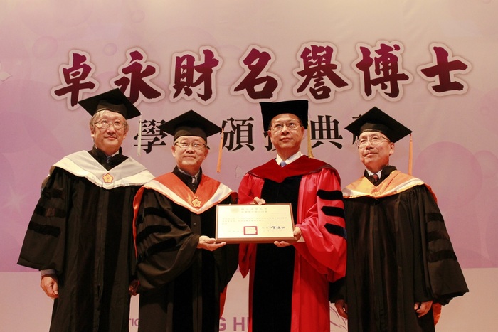 左起科管院黃朝熙院長、賀陳弘校長、卓永財博士、工學院王茂駿院長