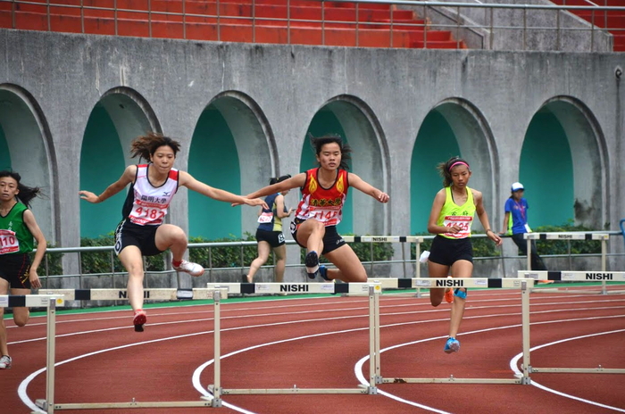 吳玟萱(中)於400公尺跨欄項目拿下金牌
