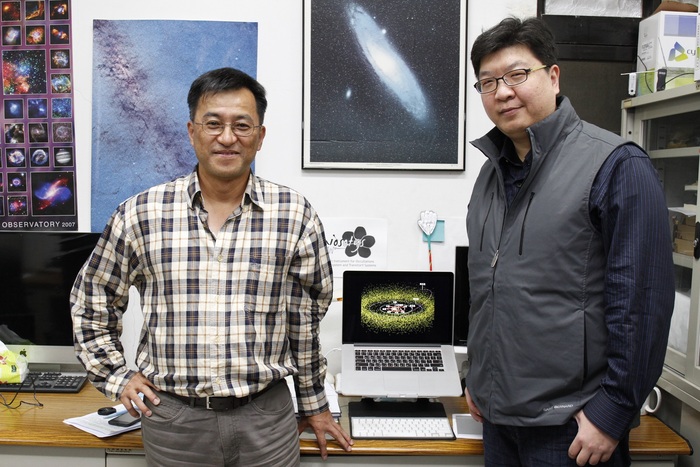 國立清華大學天文研究所張祥光老師（左）與天文研究所博士生劉志原（右）研究團隊與巴黎天文台共同合作，利用「掩星方法」發現13個次公里級的海王星外天體。