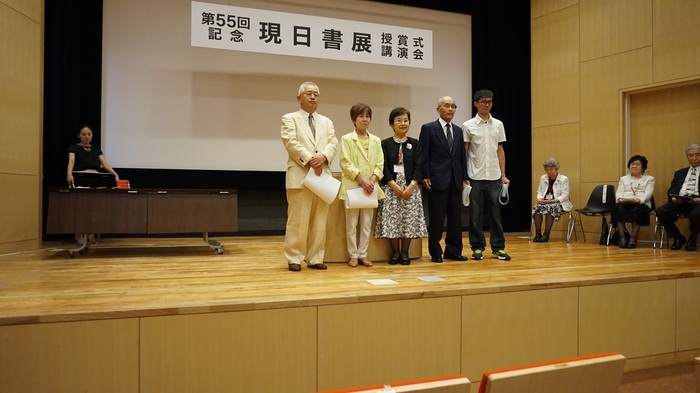 邱尉庭(右一)現日書展公募組特選是所有獲獎者中最年輕的一個