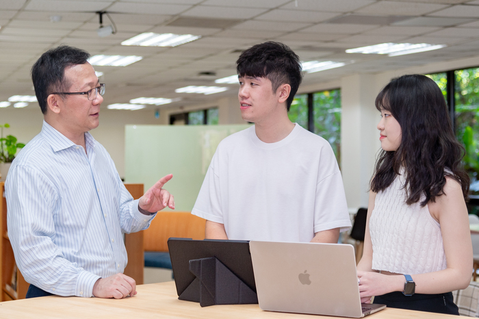 清華人社院院長李卓穎(左)開課培養學生應用生成式AI的關鍵能力。