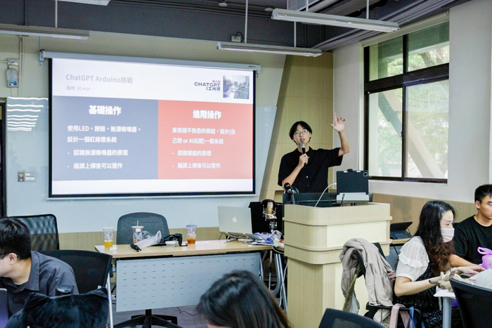 清華人社院學生應用ChatGPT 分析史料、歸納重點。