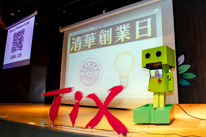 唐鳳化身為阿楞機器人來到清華大學國際會議廳演講，並回答來賓提問