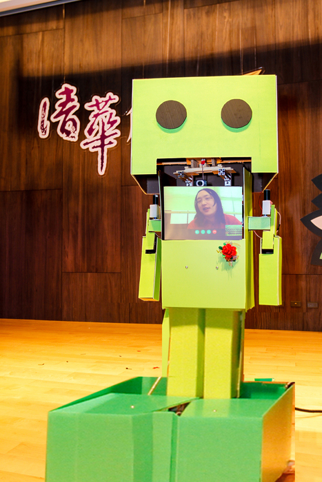 唐鳳化身為阿楞機器人來到清華大學國際會議廳演講，並回答來賓提問