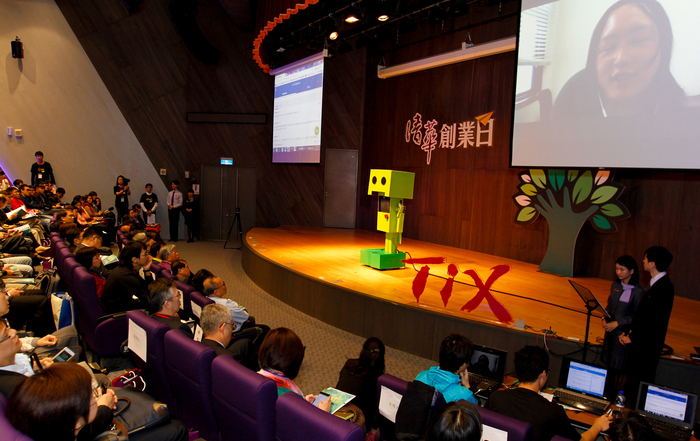 唐鳳化身為阿楞機器人來到清華大學國際會議廳演講，並回答來賓提問