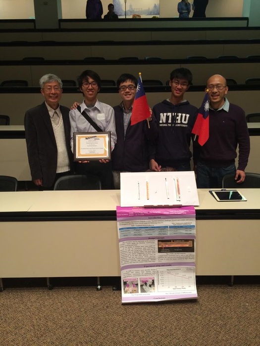 NTHU Team徐煒員、陳勁甫、張永鋒 (由左2自右2)，開心拿出國旗與主辦單位C.L. Chen教授與 S. Chen教授合照。