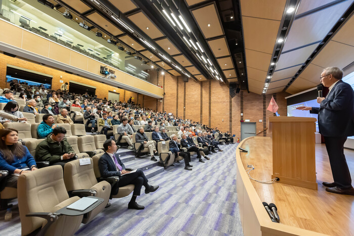 諾貝爾物理獎得主朱棣文今在清華大學演講，台下座無虛席。