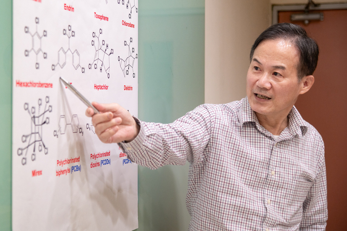 清華特聘教授黃國柱說明持久性有機污染物的化學結構難以分解。