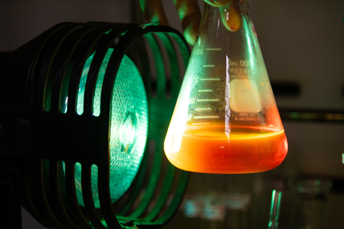 臭氧在紫外光照射下與水分子反應，產生氫氧自由基，可分解瓶中的持久性有機污染物。