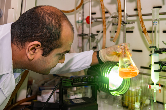 清華團隊以紫外光照射並分解持久性有機污染物。