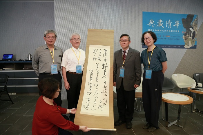 國立清華大學退休教授方聖平(右一)、楊儒賓教授(左一) 將日治時期民政長官下村海南贈新竹市第一任街長（即市長）渡邊發藏的「台灣地方自治制創始」和歌條幅捐贈給校方典藏，由清大校長賀陳弘(右二)代表接受。左二為與會的前新竹市長蔡仁堅。