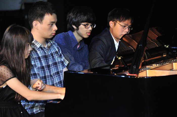 清華學生戴郁欣、林兆陽、吳霽函、李依哲參加北京清華大學藝術交流表演八手聯彈。此次除了人在國外的吳霽函，其他三人都將下鄉教學。