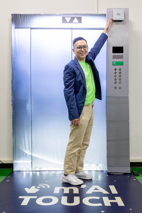 清華助理教授陳鴻文研發出隔空按電梯的m'AI Touch