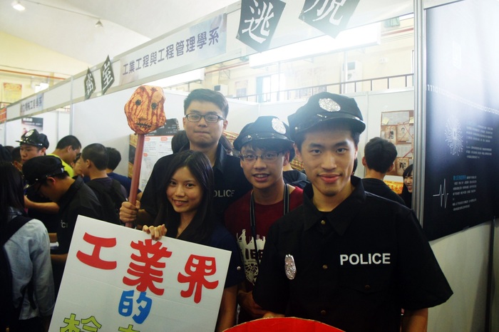 工工系學生扮演刑警吸引眾人目光