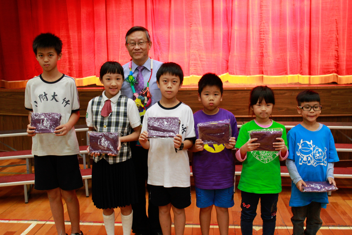 賀陳弘也回贈附小學生代表清華小書包，小朋友都很喜歡