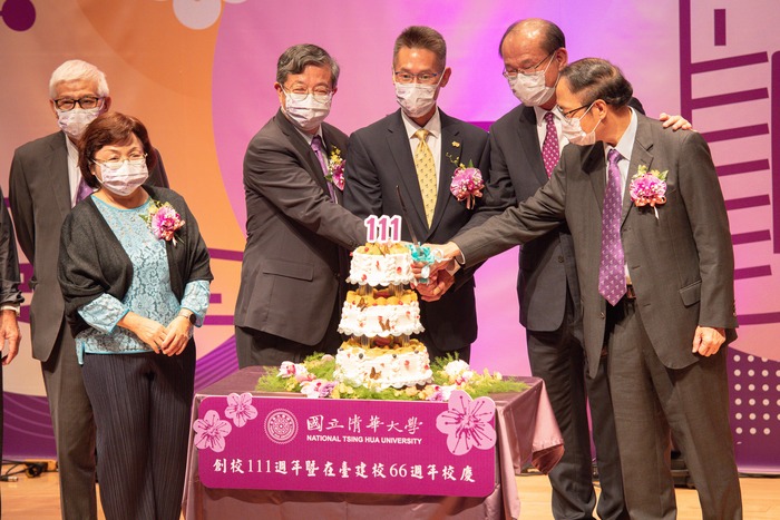 清華大學今舉行111週年校慶大會。由傑出校友辛水泉（左起）、校長高為元、校友總會理事長蔡進步、傑出校友陳文村共同切壽糕。