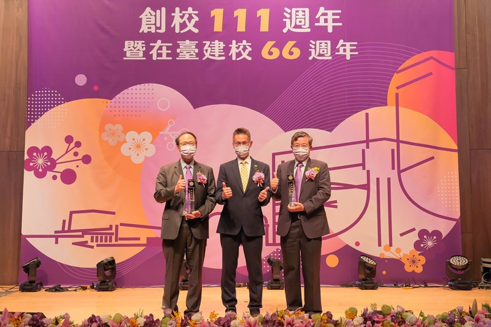 清華大學校長高為元（中）表揚2022傑出校友陳文村（左）、辛水泉。