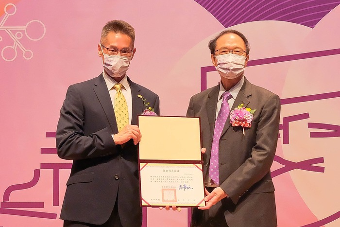 清華大學校長高為元頒發傑出校友證書給陳文村。