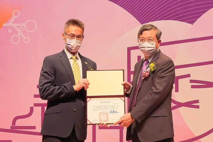 清華大學校長高為元頒發傑出校友證書給辛水泉。