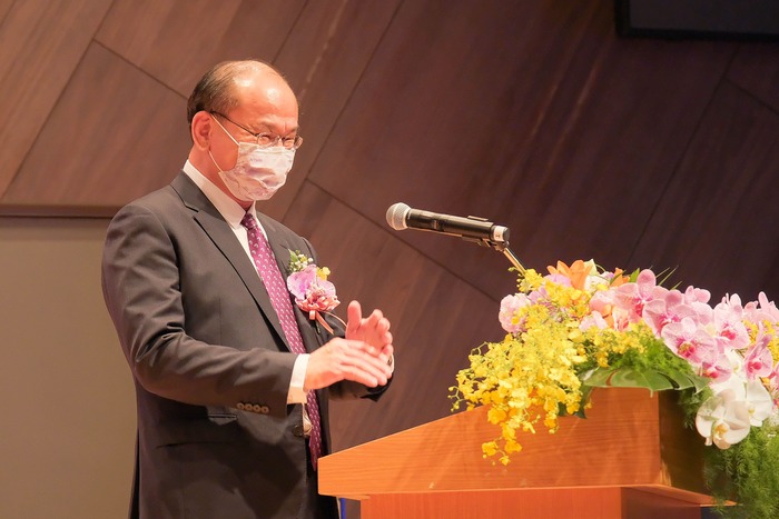 校友總會理事長蔡進步代表校友歡迎高為元加入清華大家庭。