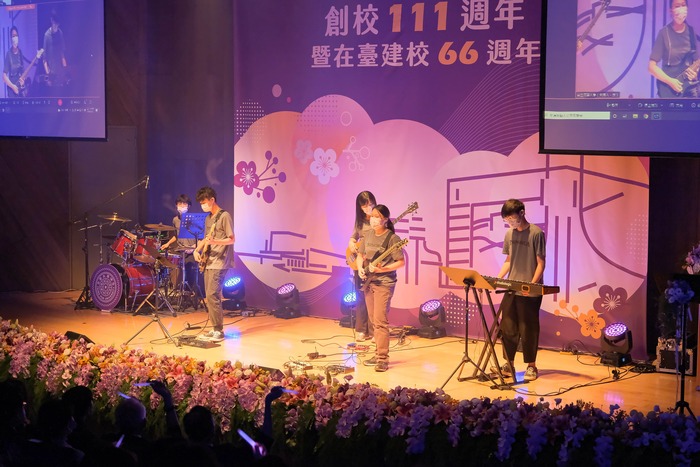 清華AI樂團表演慶祝清華111週年校慶。清華學院學士班大一生曾楷宇（左起）、電資院學士班大三生江宗致、資工系大三生石郁琳、天文所一年級鄭文淇、資工系大三生王庭康。