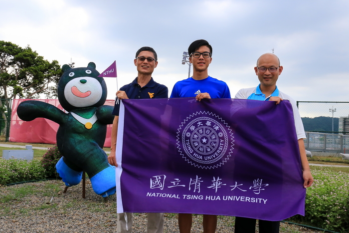 清華大學體育系主任高三福（左）與體育室主任邱文信（右）為本校世大運競速溜冰選手莊紹群（中）加油集氣！