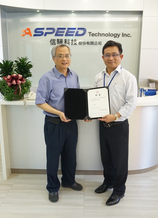 信驊科技董事長林鴻明先生(右)從清華電機系系主任王晉良教授(左)手中接下聘書，將擔任清華電機104學年度甲組新生企業導師