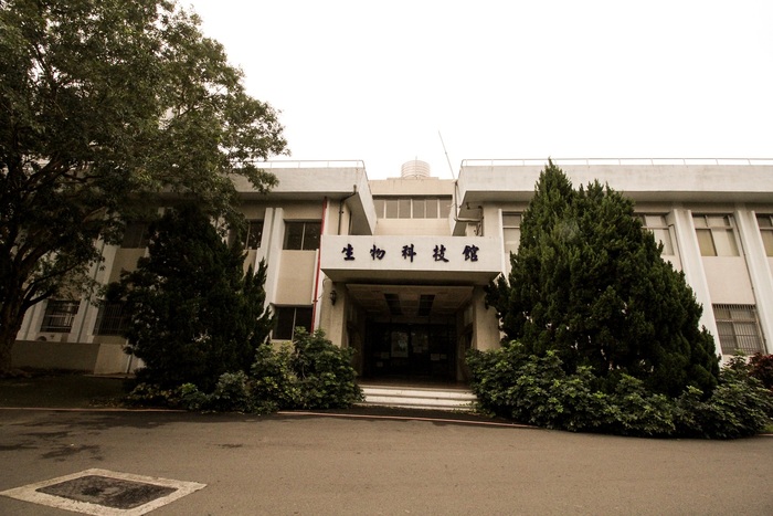 清華大學生物科技南館(圖左)即將拆除。
