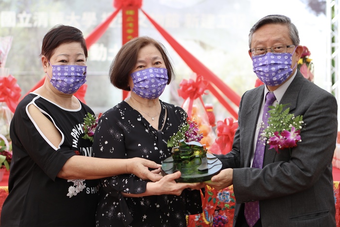 校長賀陳弘（右）致贈文物館琉璃模型給曾繁城夫人陳韓（中），左為胞妹曾淑芳