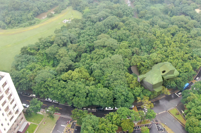 文物館模擬圖，建物完全融入南校區樹林地景中