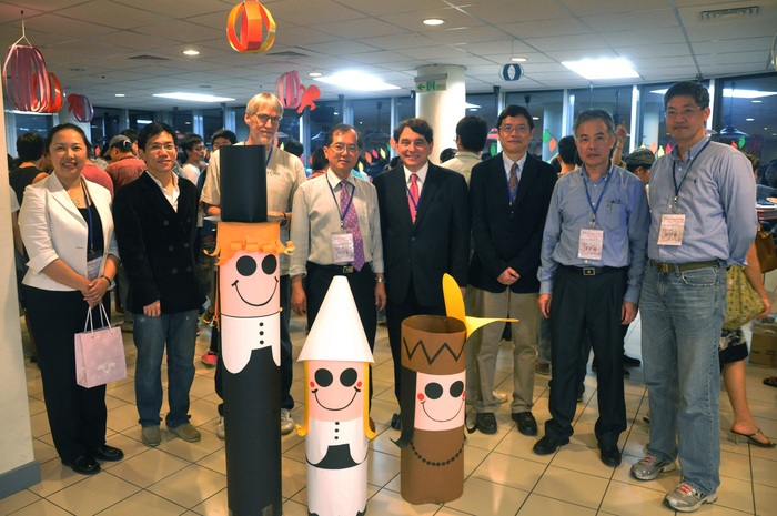 師長們與學生製作的清教徒娃娃合影，右四為司徒文副校長，左四為陳信文全球長