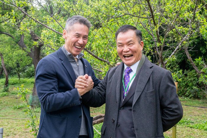 高為元校長（左）感謝上緯投控蔡朝陽董事長支持梅園保育計畫，讓清華人的老梅樹有機會重現生機。圖片