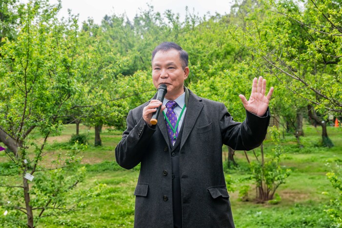 上緯投控蔡朝陽董事長是本校校友，對梅園懷著深厚情感，看到老梅樹面臨危機，決定支持保育計畫。圖片