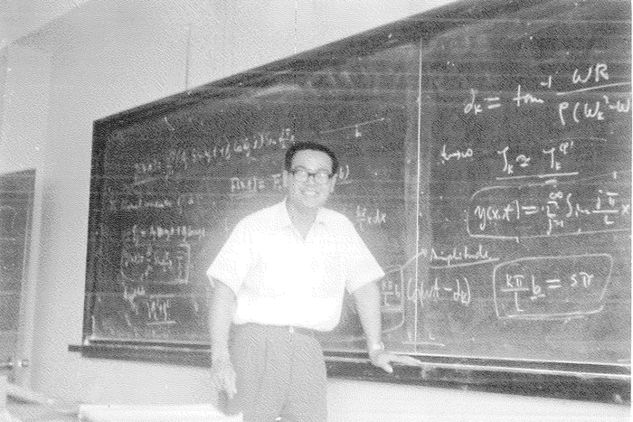 李義發1964年取得清華原科所碩士後，留校任教。