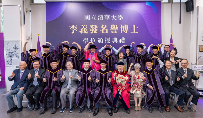 李義發今天獲頒清華大學名譽博士，校內主管都來致賀。