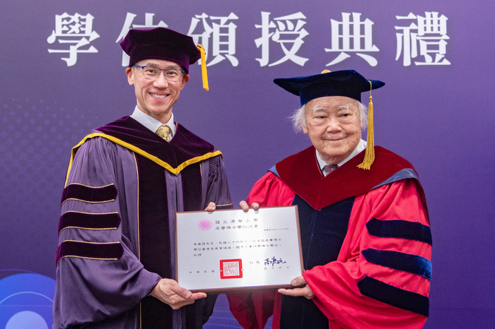 清華大學校長高為元(左)頒發名譽博士學位證書予李義發，表彰他對社會及母校的無私奉獻。
